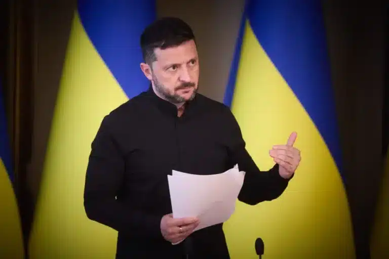 Зеленский Ресей және АҚШ-пен үшжақты келіссөзге дайын екенін айтты