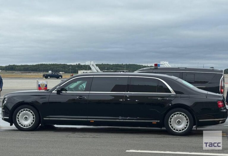 Саммит Путина и Трампа начался в лимузине президента США