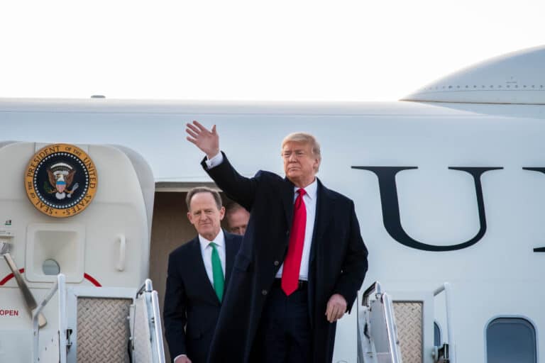 Трамп прибыл на Аляску для встречи с Путиным