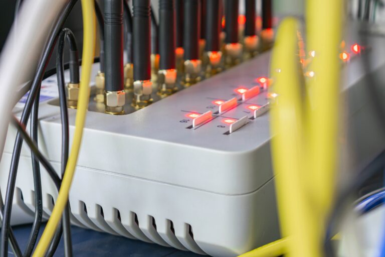 Алматыда арнайы құрылғымен алаяқтарға көмектескен ресейлік 5 жылға сотталуы мүмкін