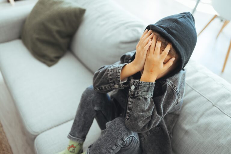 В Балхаше 8-летнего мальчика пытал мужчина