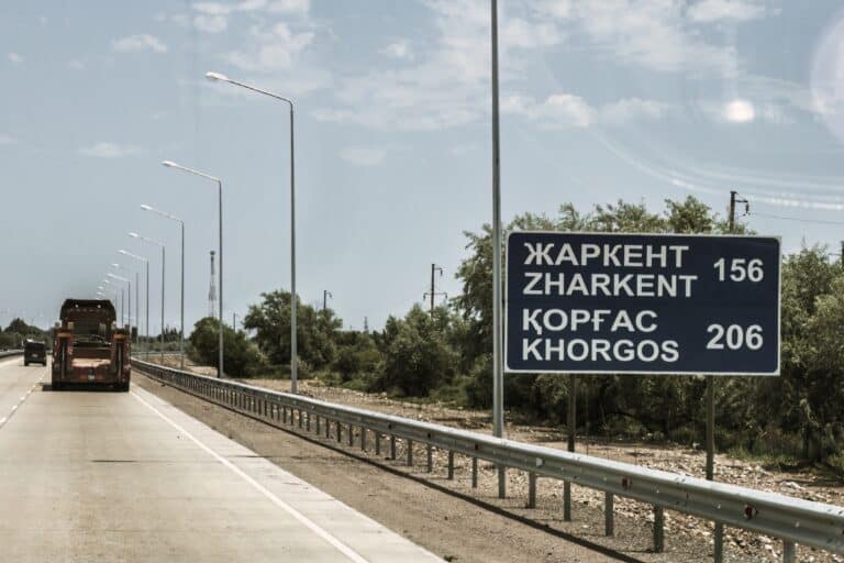 Жаркент вокзалын көшіріп жібергісі келген әкім орынбасары айыппұл арқалады