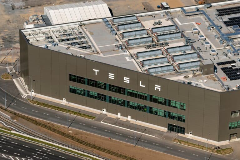 Главное к утру: прогнозы по Nvidia, Кук против Трампа, кто обогнал Tesla
