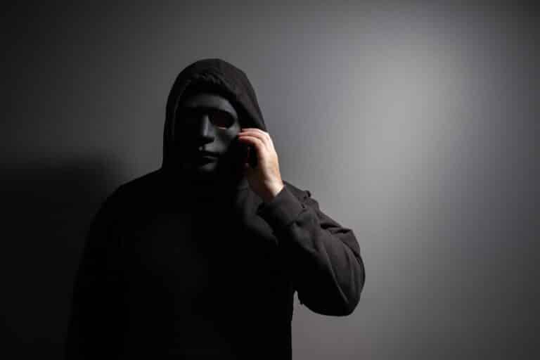 В Алматы россиянин занимался телефонным мошенничеством