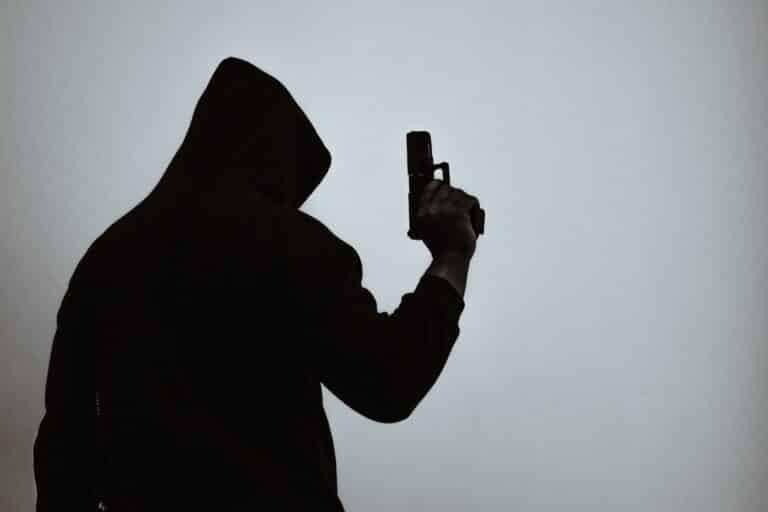 В Астане мужчина устроил стрельбу во дворе ЖК