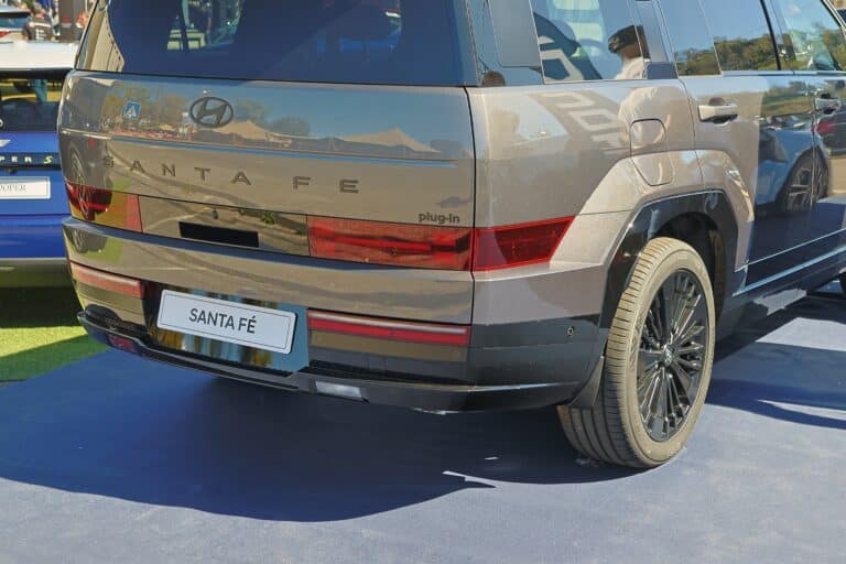 В Астане автоблогер попал в ДТП из-за функции Hyundai Santa Fe