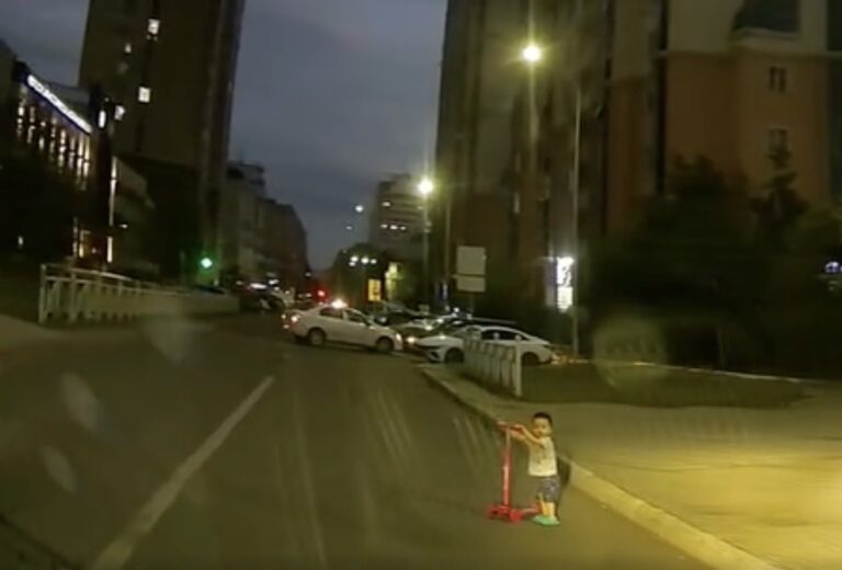 Видео с ребенком на самокате посреди дороги возмутило жителей Астаны