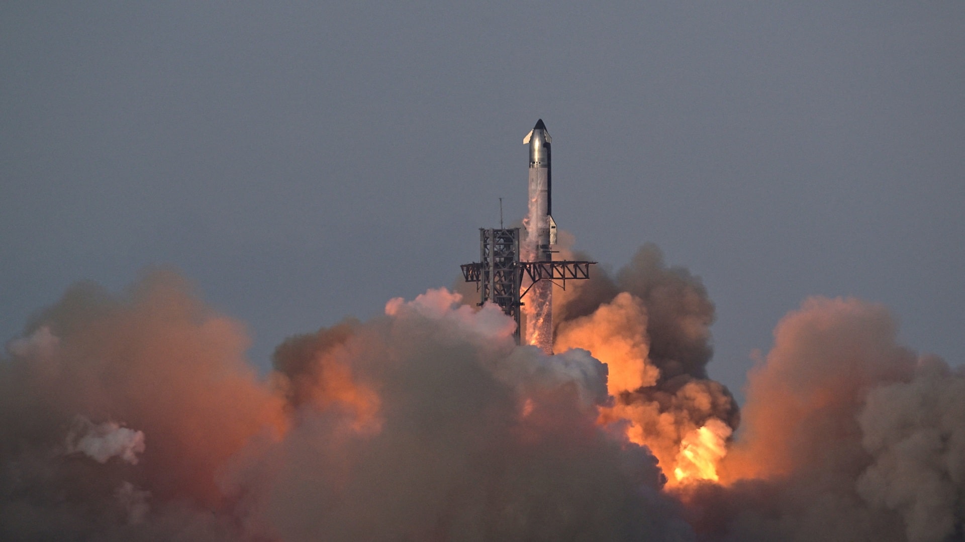 SpaceX компаниясы Starship зымыранын ғарышқа ұшырды / фото: REUTERS/Steve Nesius