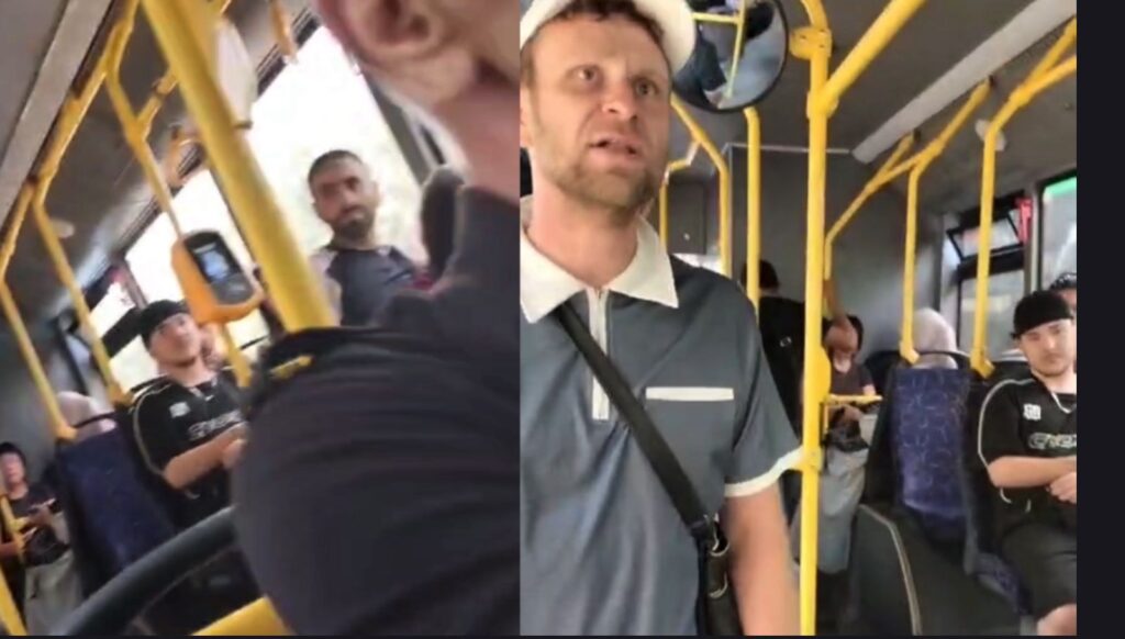 Алматыда жолақысын төлемеген жолаушы мен тексерушінің арасында дау туды (видео)