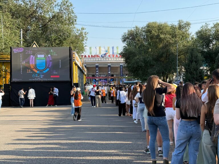 Алматыда Дженнифер Лопес концертіне жиналған жұрт кезекте сағаттап тұр