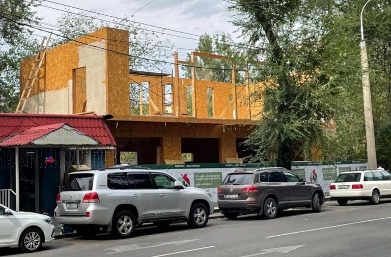 Алматы орталығындағы екі қабатты ғимарат сүріліп жатыр
