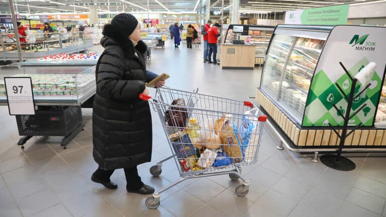 Цены на продукты в супермаркете и на оптовке сравнил блогер в Алматы