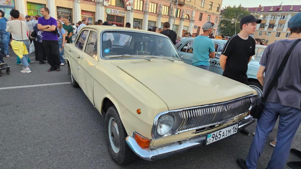 Студент из ВКО восстановил старую «Волгу» и показал ее на выставке