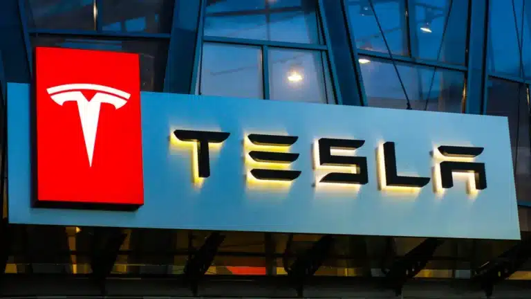 В отношении Tesla в США начали расследование из-за проблем с дверными ручками