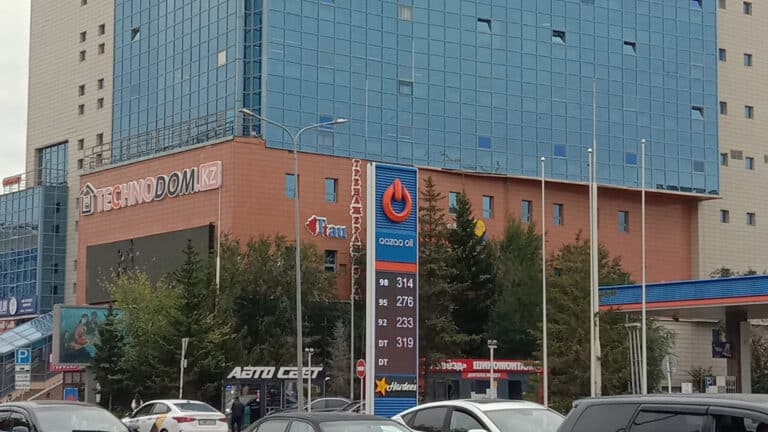 Цены на бензин в Казахстане растут намного быстрее, чем в России