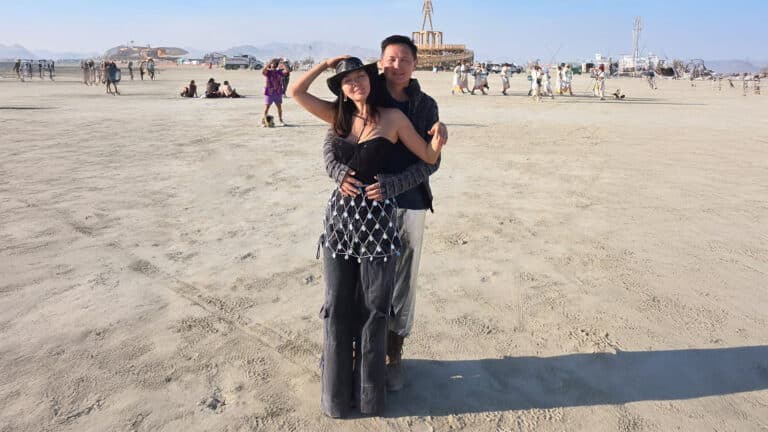 Миллионер Арсен Томский съездил на Burning Man со своей девушкой из Казахстана