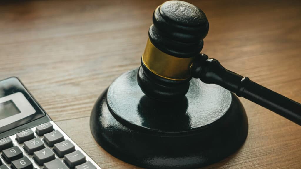 Шесть человек осудили за помощь в уклонении от налогов на сотни миллионов тенге