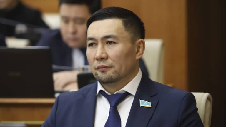 Казнет требует отставки депутата Ардака Назарова за поздравление мамы в мажилисе