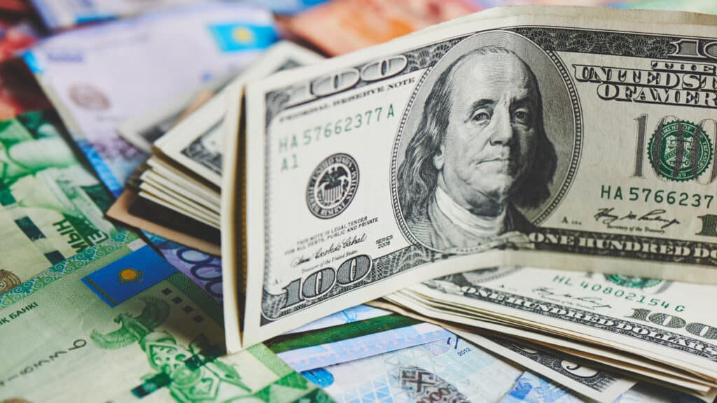 Казахстанцы стали скупать больше долларов на фоне июльского ослабления тенге