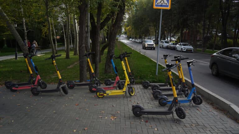Самокатчики в Алматы теперь тоже стоят в пробках