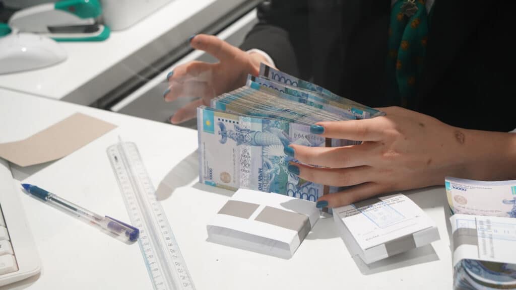 В августе казахстанцы взяли кредиты на 1,6 трлн тенге