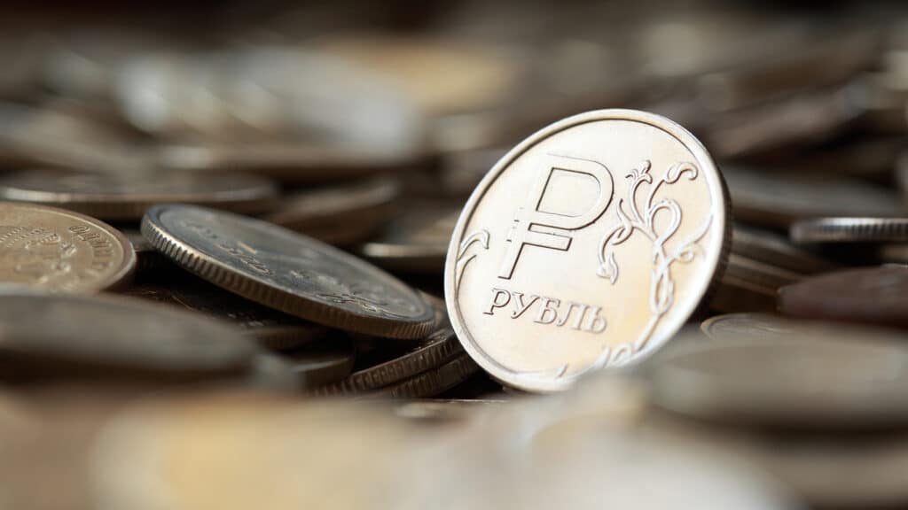 Казахстанцы скупают рубль на фоне его падения