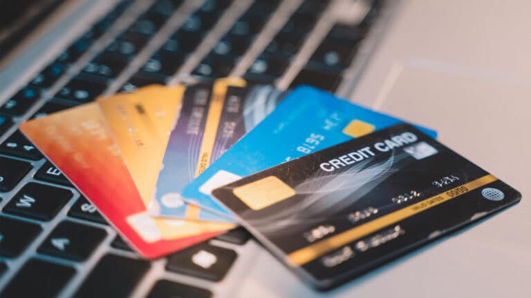 Зарплаты не поспевают за инфляцией, и казахстанцы все чаще берут кредиты