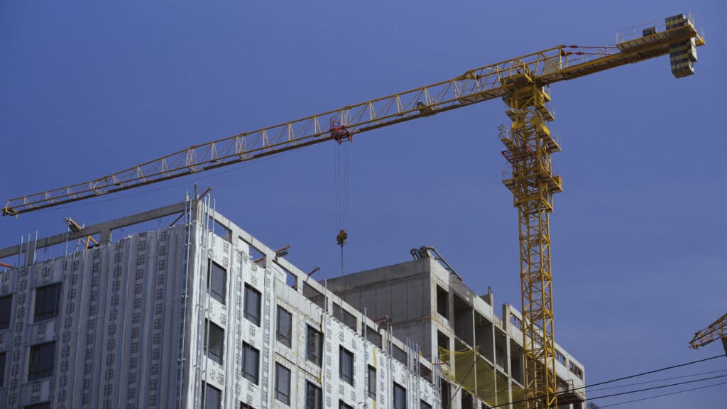 Halyk Finance: Строительный сектор РК неустойчив, так как опирается на госденьги
