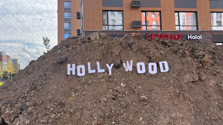Надпись Hollywood установили в Астане
