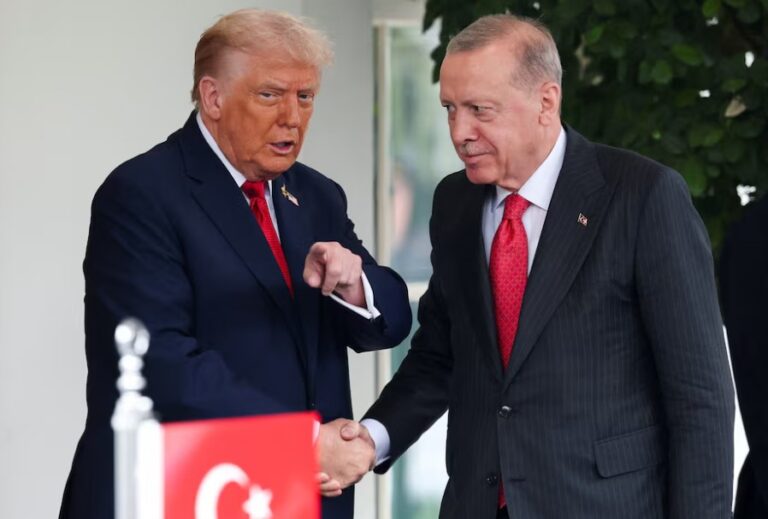 Трамп намекнул на снятие санкций с Турции при отказе от российской нефти