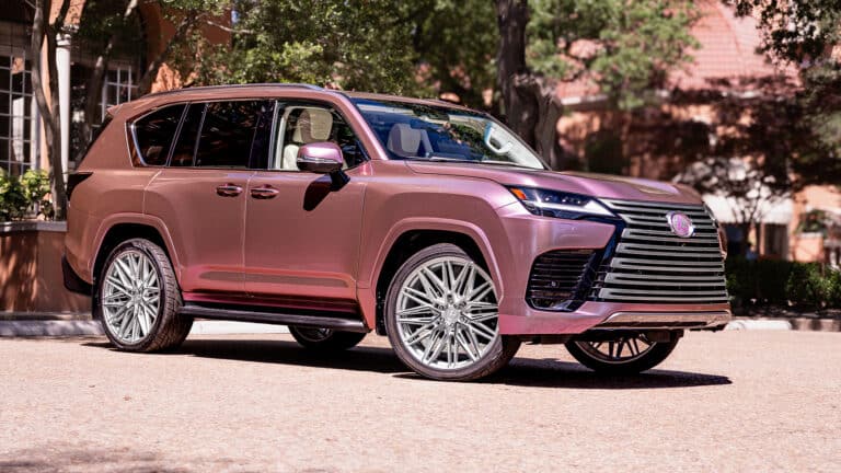 Lexus представил концепт студии красоты на колесах