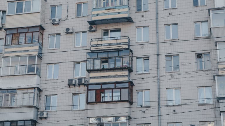 Карагандинка предложила сбрасывать детей с пятого этажа
