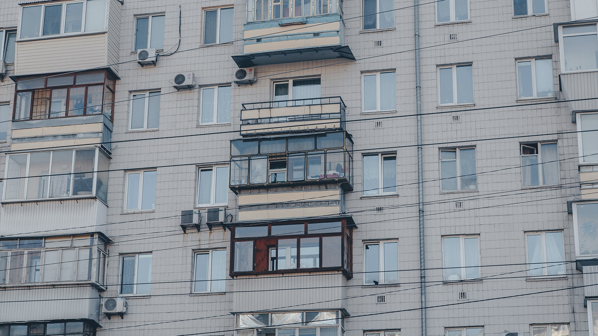 Карагандинка предложила сбрасывать детей с пятого этажа