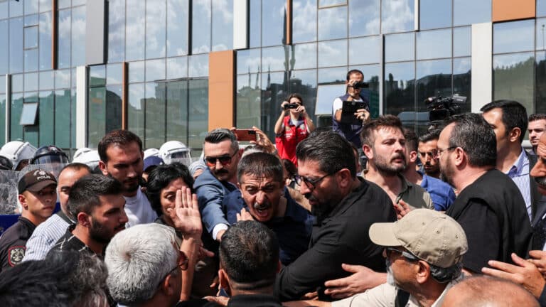 В Стамбуле массовые протесты переросли в беспорядки