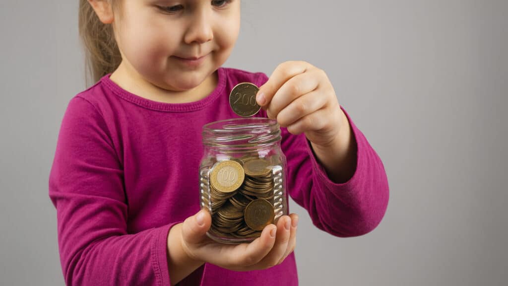 На депозиты маленьких казахстанцев поступили 236 тыс. тенге от государства