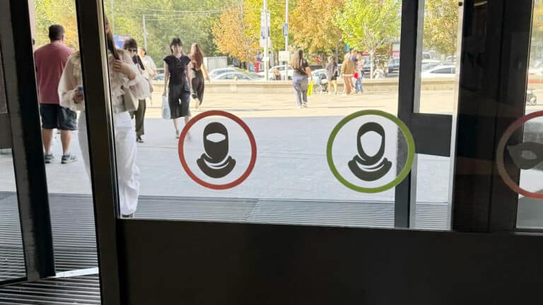 Dostyk Plaza сауда орталығында ниқабқа тыйым салатын белгі пайда болды