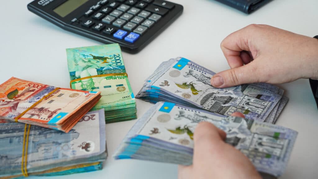 Все больше казахстанцев хранит сбережения в наличных