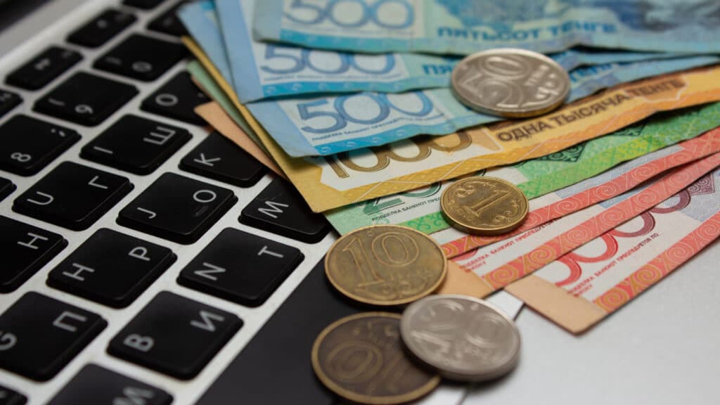 Казахстан больше не лидер по зарплатам в ЕАЭС в ряде отраслей