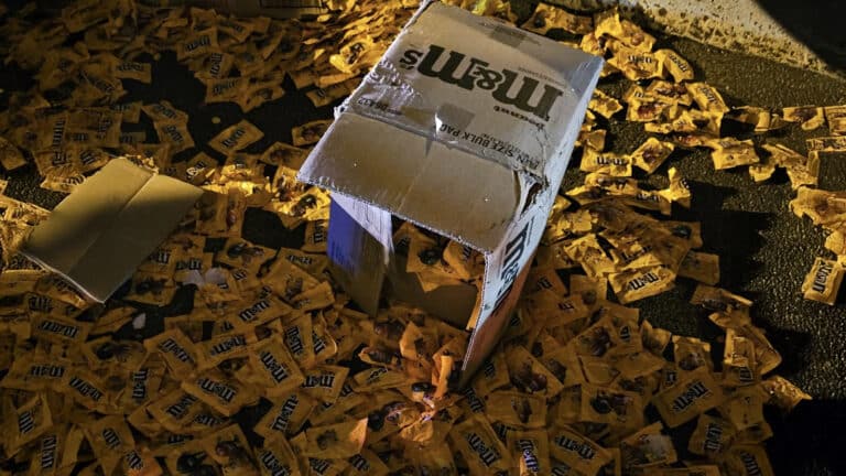 Трассу завалило M&M’s после аварии двух грузовиков