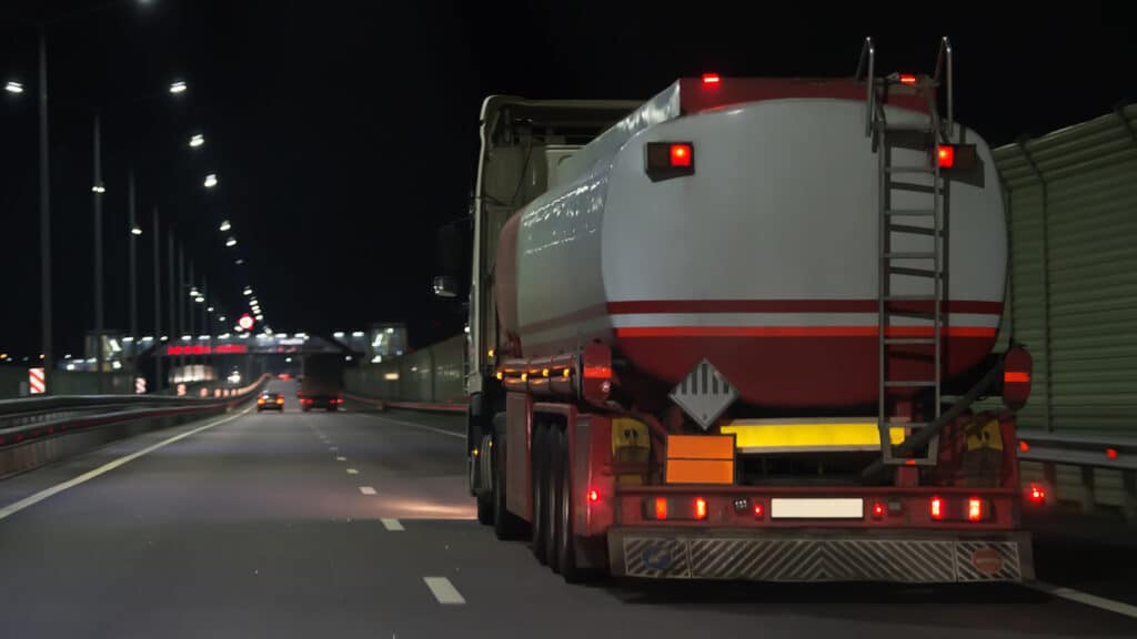 Ежемесячно из Казахстана нелегально вывозится до 50 тыс. тонн бензина и дизеля