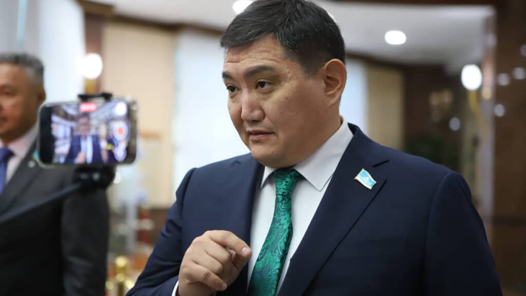 Базарбек: Сыну экс-акима принадлежат земли размером с целый город