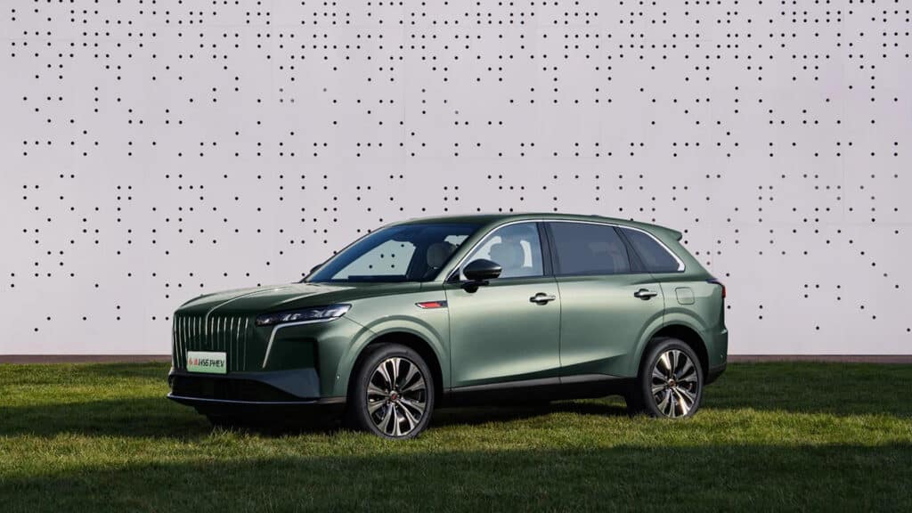 Hongqi представил новый гибридный кроссовер HS6 с запасом хода до 205 км