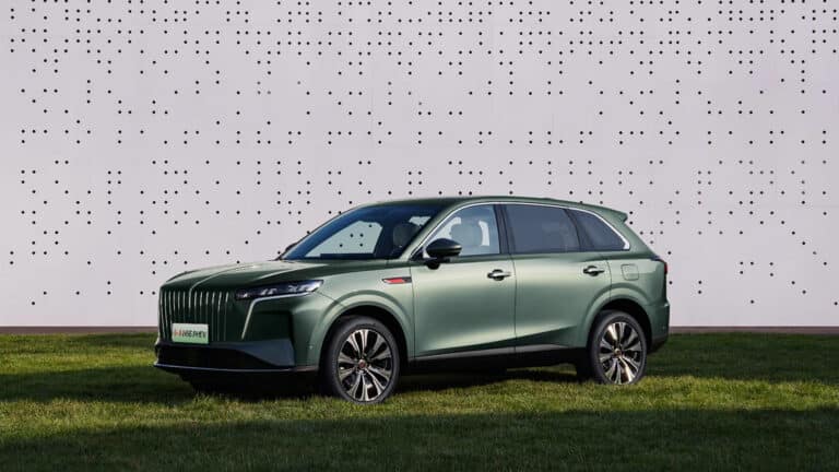 Hongqi представил новый гибридный кроссовер HS6 с запасом хода до 205 км
