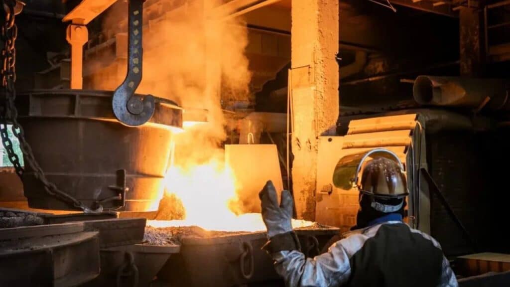 Ақсу ферроқорытпа зауытында үш жұмысшыны күйік шалды