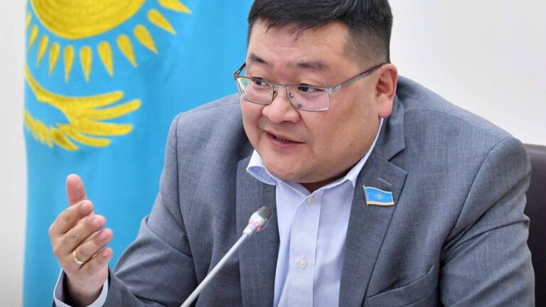 Депутат Айдос Сарым билікті сынап жүргендерді бір партияға бірігіп көруге шақырды