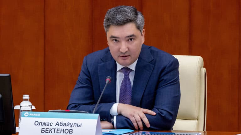 Бектенов поставил сроки по внедрению ИИ в сферы здравоохранения и энергетики