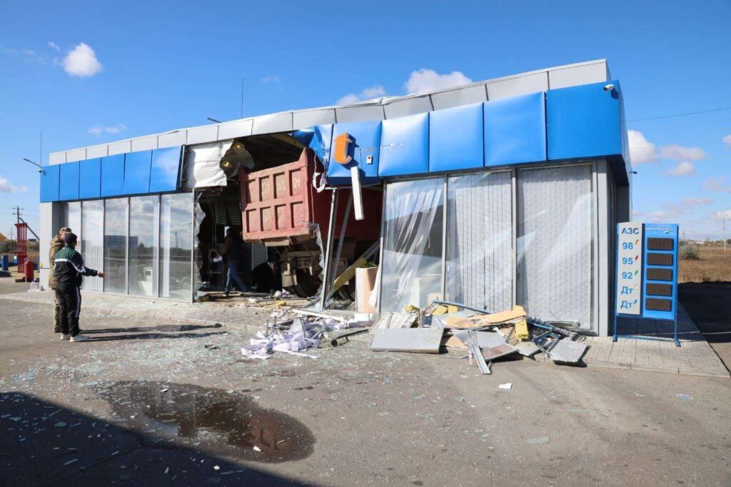 В Костанайской области грузовик врезался в здание АЗС