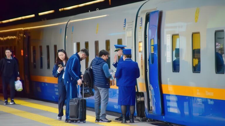 КТЖ напомнил казахстанцам как купить билет на поезд с пересадкой
