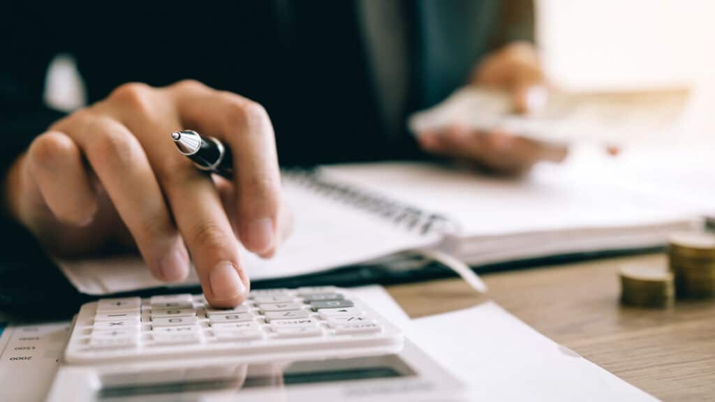 Банки зарабатывают почти триллион тенге на запретах для казахстанцев