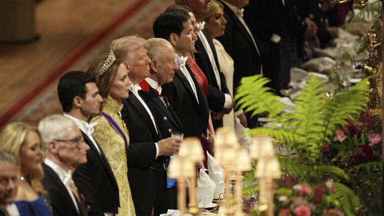 Мелания Трамп шокировала англичан ярким платьем с голыми плечами 